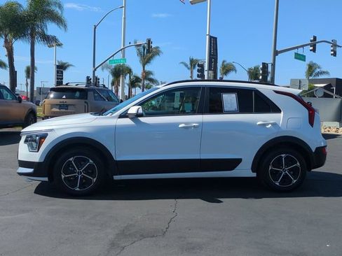 Certified 2025 Kia Niro EX FWD image 6