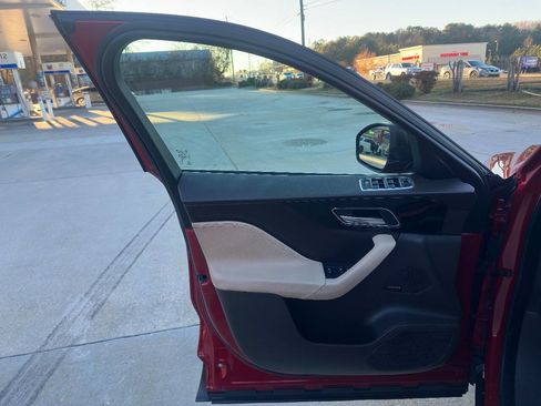 Used 2017 Jaguar F-PACE Prestige image 21