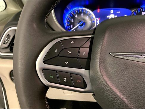 Used 2024 Chrysler Pacifica Touring-L FWD image 18