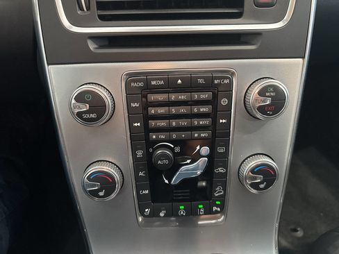 Used 2018 Volvo V60 T5 Cross Country Platinum image 36