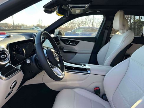 Used 2025 Mercedes-Benz GLC 350e 4MATIC image 12