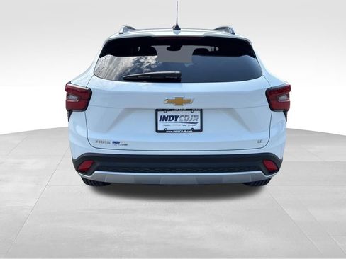 Used 2025 Chevrolet Trax LT w/ LT Convenience Package image 5