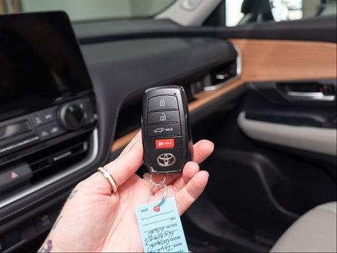Used 2024 Toyota Grand Highlander AWD image 19