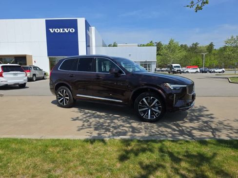 Used 2025 Volvo XC90 B5 Core AWD/4WD image 2