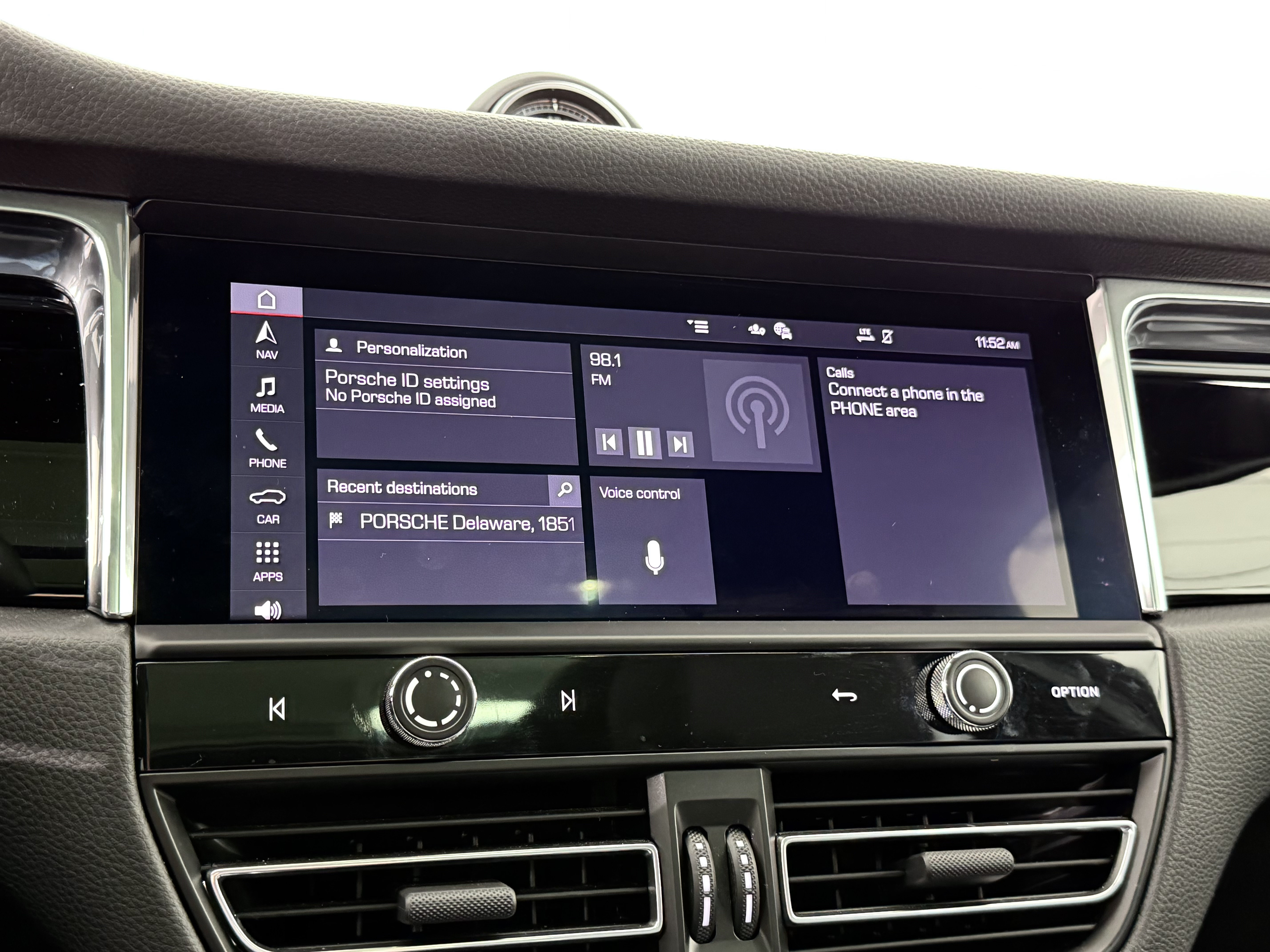 Used 2025 Porsche Macan AWD/4WD image 39