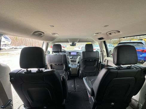 Used 2023 Chrysler Pacifica Touring-L FWD image 36