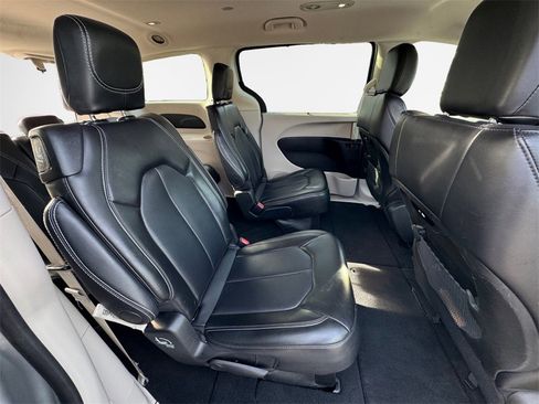 Certified 2024 Chrysler Pacifica Touring-L image 31