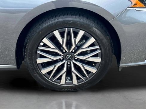 Used 2025 Nissan Altima 2.5 SV FWD image 6