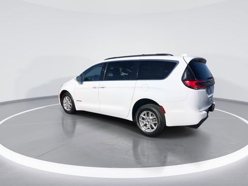Used 2022 Chrysler Pacifica Touring-L image 6