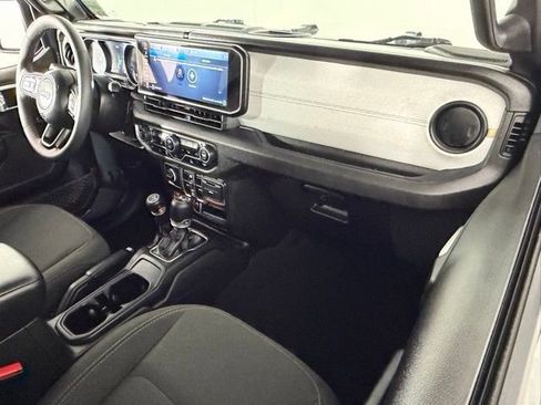 Used 2024 Jeep Wrangler Unlimited image 16
