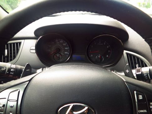 Used 2011 Hyundai Genesis 3.8 RWD image 8