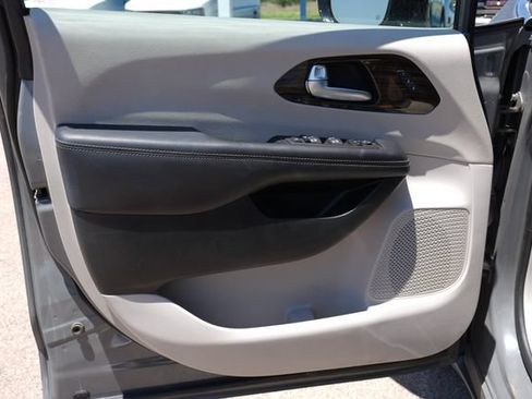 Used 2023 Chrysler Pacifica Limited FWD image 12