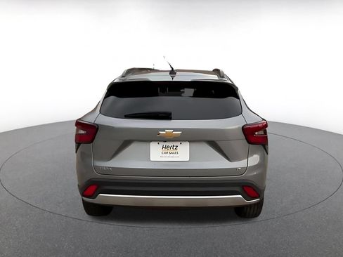 Used 2025 Chevrolet Trax LT FWD image 12