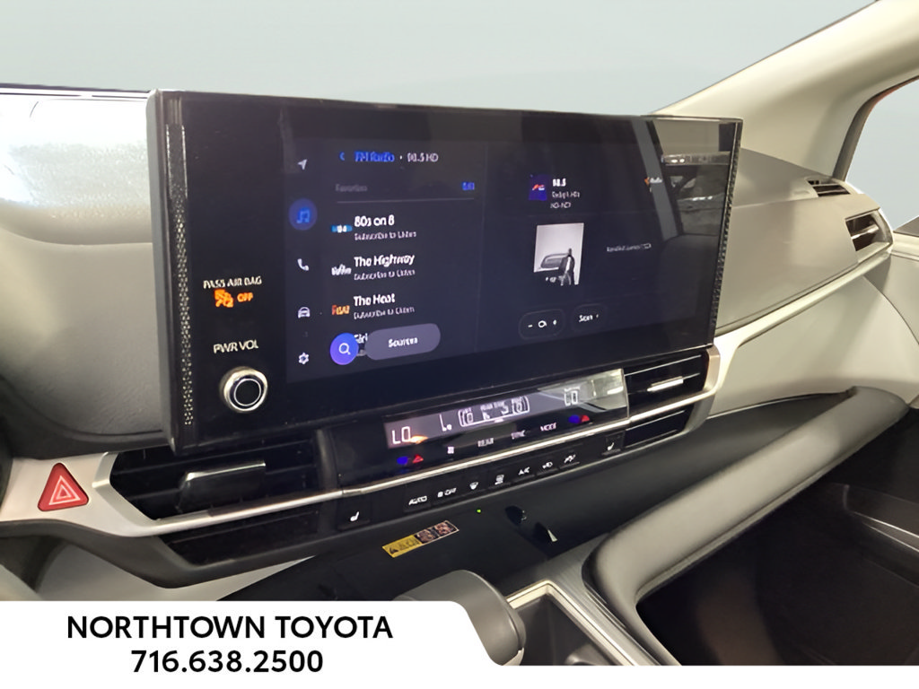 Used 2025 Toyota Sienna XLE FWD image 9