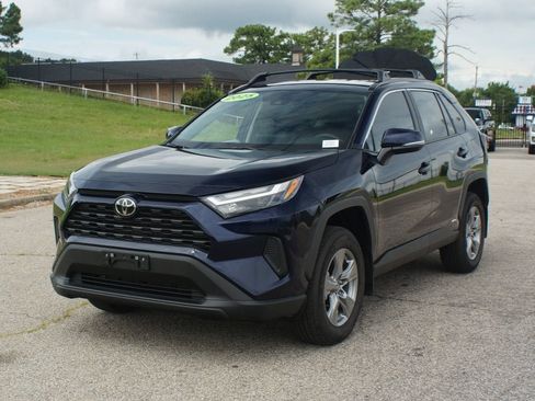 Used 2025 Toyota RAV4 XLE AWD/4WD image 25
