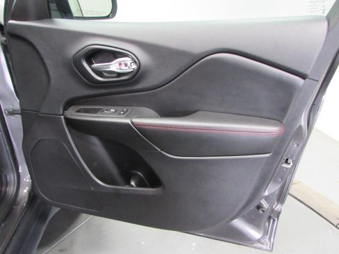 Used 2022 Jeep Cherokee Trailhawk AWD/4WD image 16