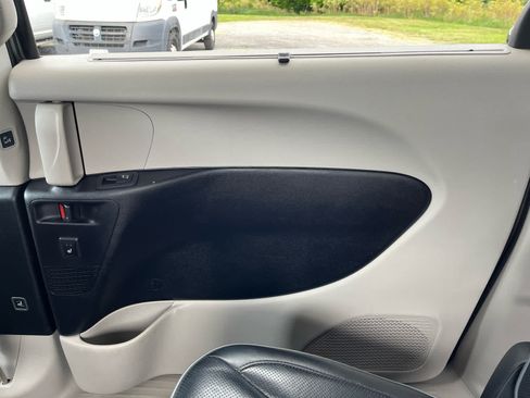 Used 2018 Chrysler Pacifica Limited w/ Tire & Wheel Group FWD image 25