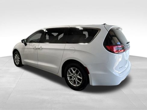 Used 2025 Chrysler Pacifica Select FWD image 11