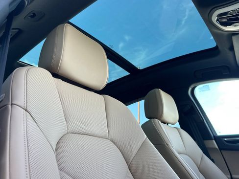 Used 2025 Porsche Macan AWD image 17