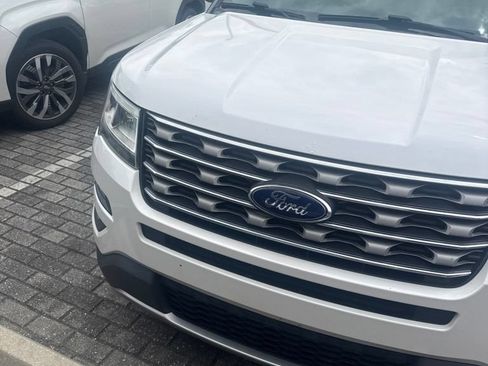 Used 2017 Ford Explorer XLT FWD image 4