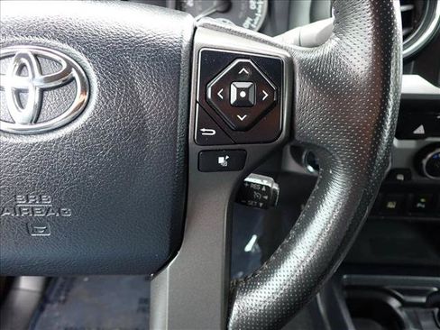 Used 2017 Toyota Tacoma TRD Off-Road w/ Premium & Technology Package AWD/4WD image 13