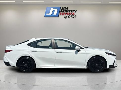 Used 2025 Toyota Camry SE FWD image 4