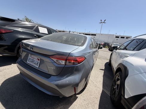 Used 2021 Toyota Corolla LE FWD image 2