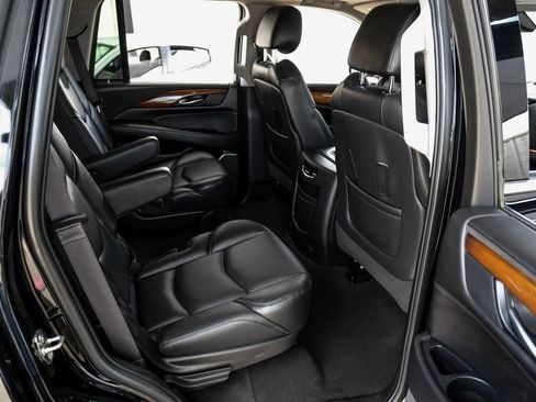 Used 2019 Cadillac Escalade Luxury AWD/4WD image 38