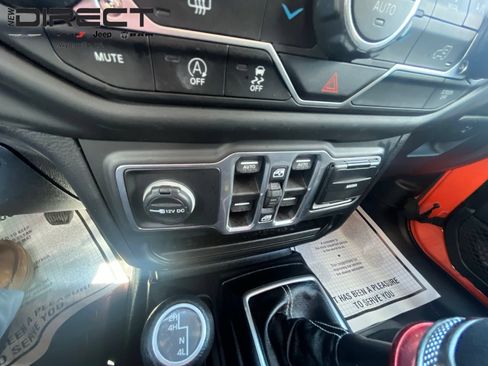 Used 2018 Jeep Wrangler Unlimited Sahara AWD/4WD image 24