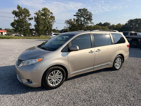 Used 2016 Toyota Sienna XLE Premium FWD image 4