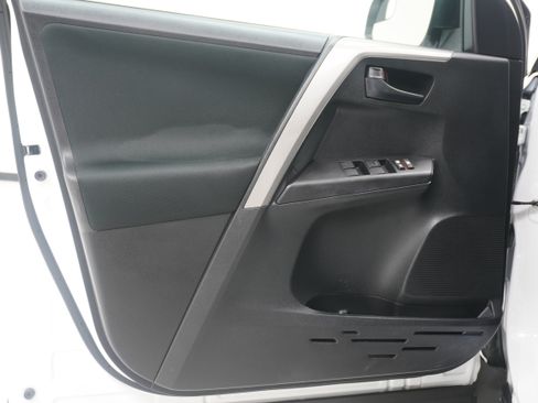 Used 2018 Toyota RAV4 LE FWD image 14