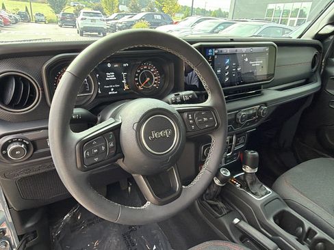 Used 2025 Jeep Wrangler Unlimited Rubicon AWD/4WD image 24