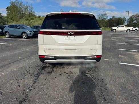 Used 2024 Kia Carnival EX FWD image 7