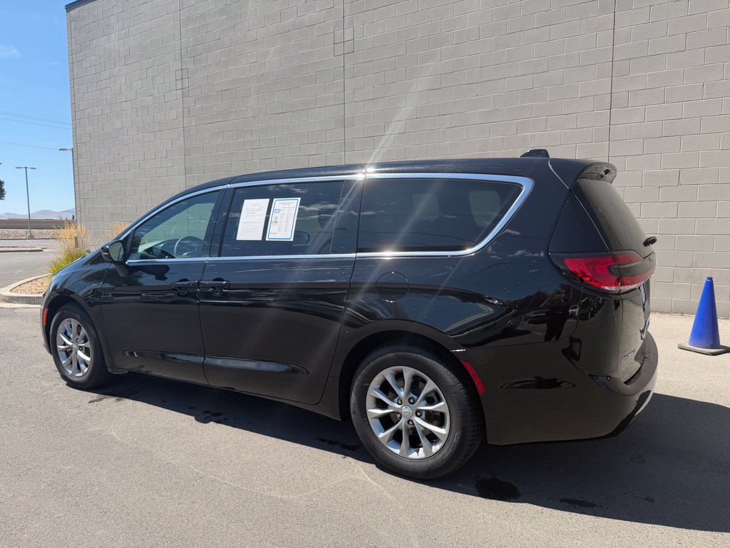 Used 2026 Chrysler Pacifica Limited FWD image 3