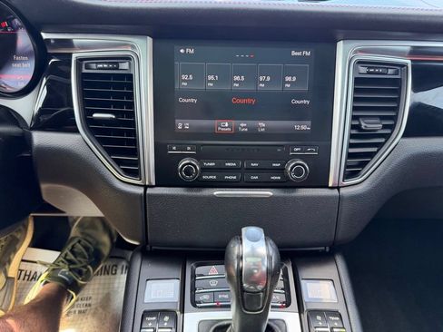 Used 2017 Porsche Macan Turbo AWD/4WD image 9