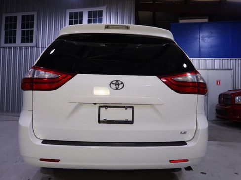 Used 2015 Toyota Sienna LE image 4