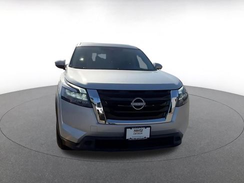 Used 2025 Nissan Pathfinder SV image 3