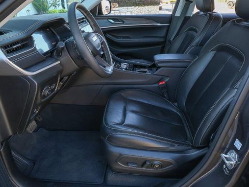 Used 2023 Jeep Grand Cherokee Limited w/ Black Appearance Package image 9