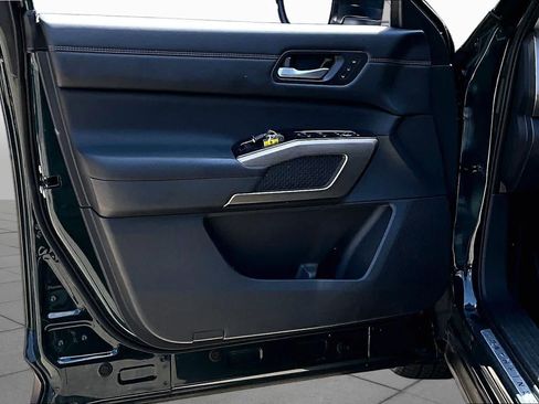 Certified 2025 Nissan Pathfinder Platinum w/ Cargo Package FWD image 22
