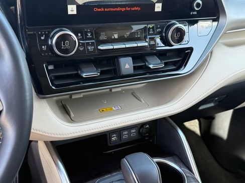 Used 2024 Toyota Highlander Limited FWD image 24