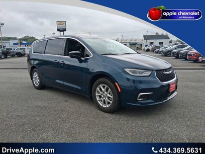 Used 2025 Chrysler Pacifica Select