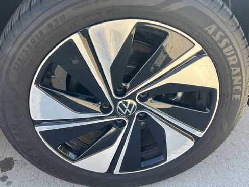 Certified 2024 Volkswagen Taos SE w/ Panoramic Sunroof Package image 12