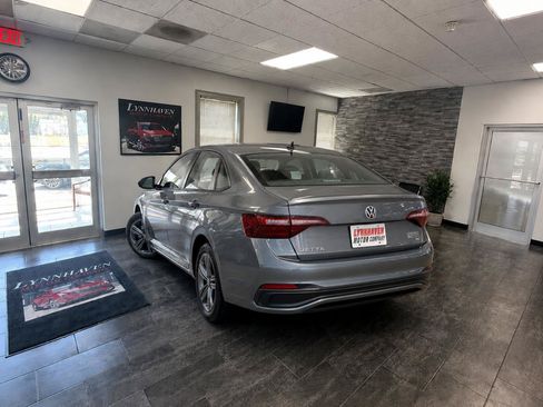 Used 2024 Volkswagen Jetta SE w/ Panoramic Sunroof Package FWD image 4