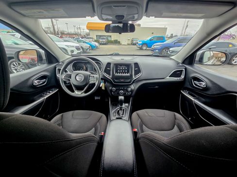 Used 2019 Jeep Cherokee Latitude w/ Popular Appearance Group image 2