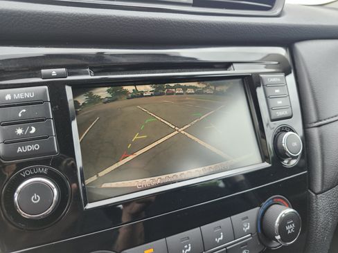 Used 2018 Nissan Rogue S FWD image 2