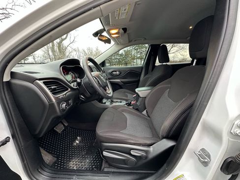 Used 2019 Jeep Cherokee Latitude w/ Popular Appearance Group image 9