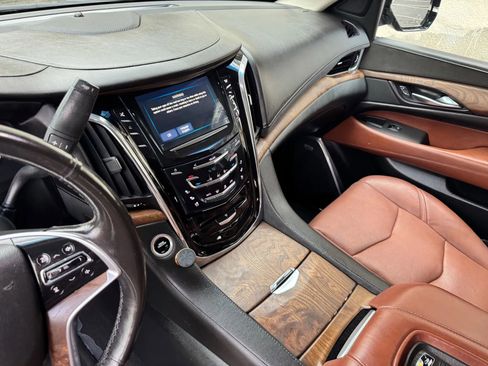 Used 2016 Cadillac Escalade Premium image 16