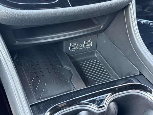 Used 2025 Chrysler Pacifica Limited FWD image 32