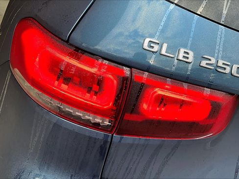 Used 2021 Mercedes-Benz GLB 250 4MATIC image 27