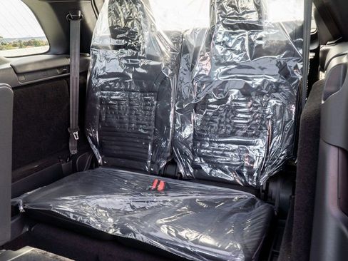 Used 2025 Land Rover Discovery Dynamic SE image 29